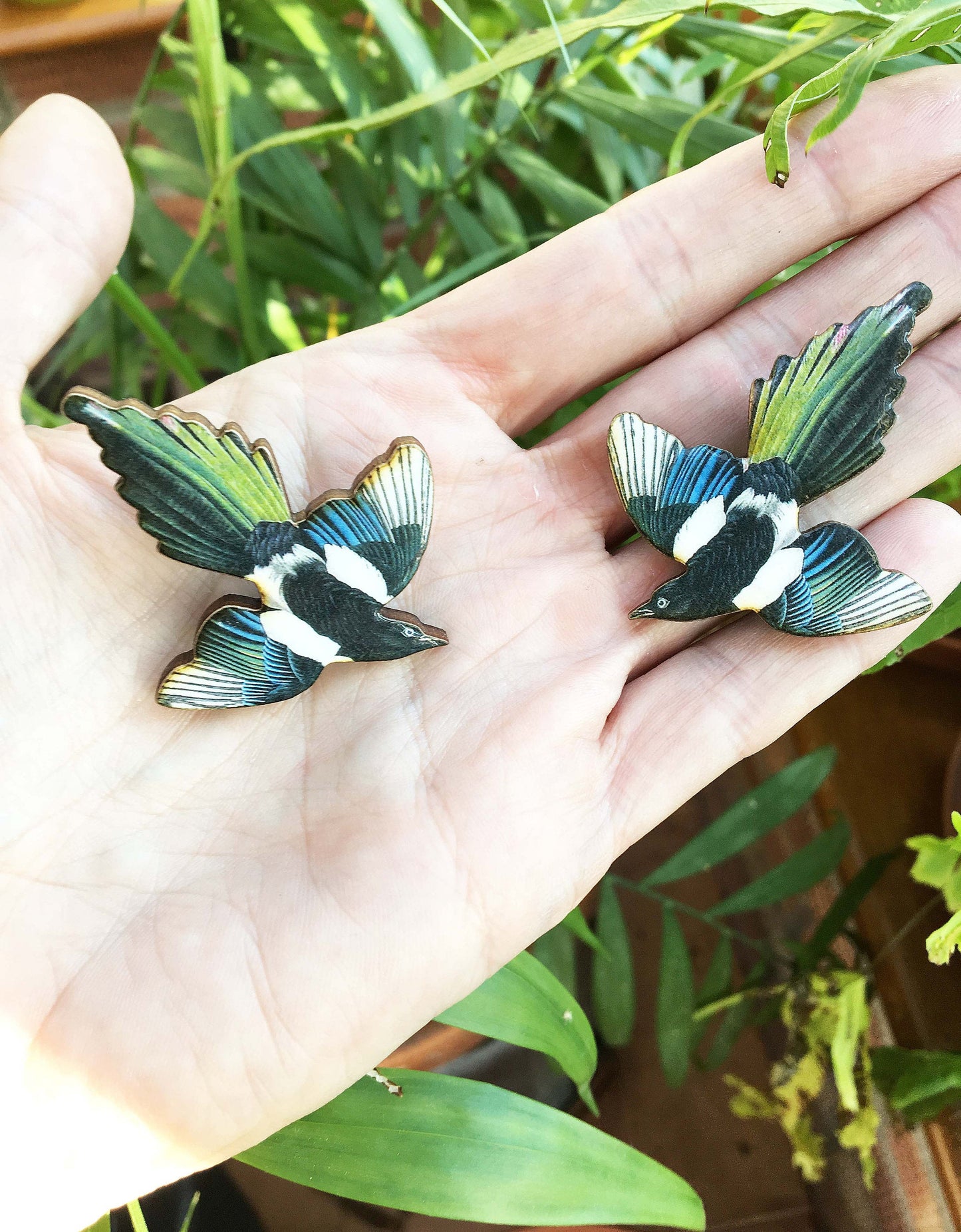 Magpie pin collar pins