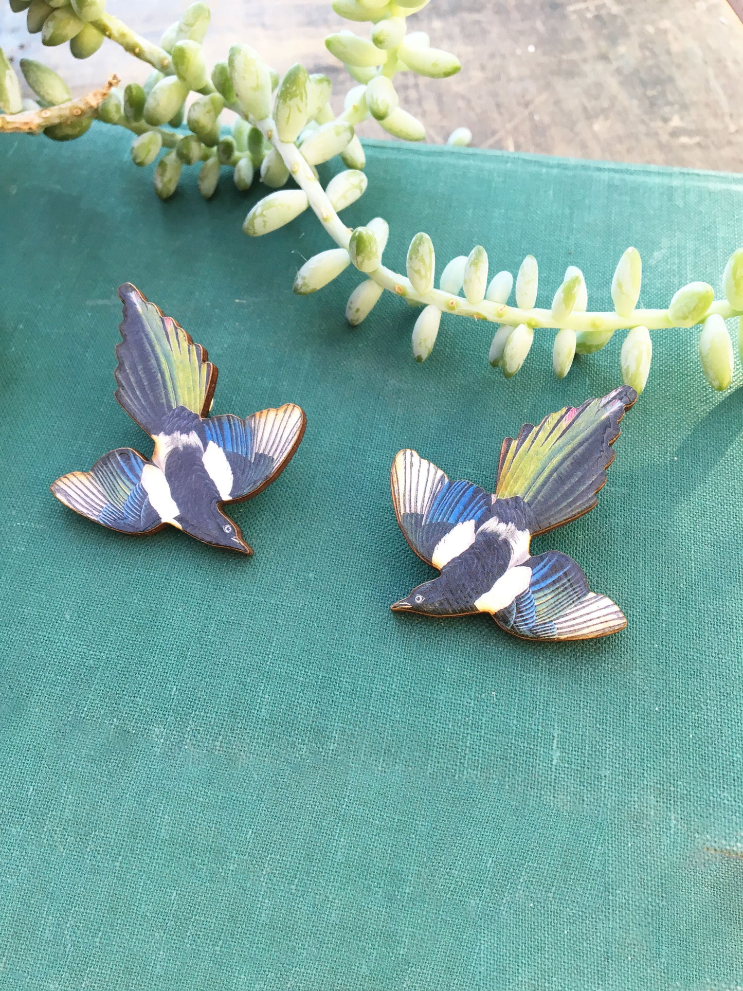 Magpie pin collar pins